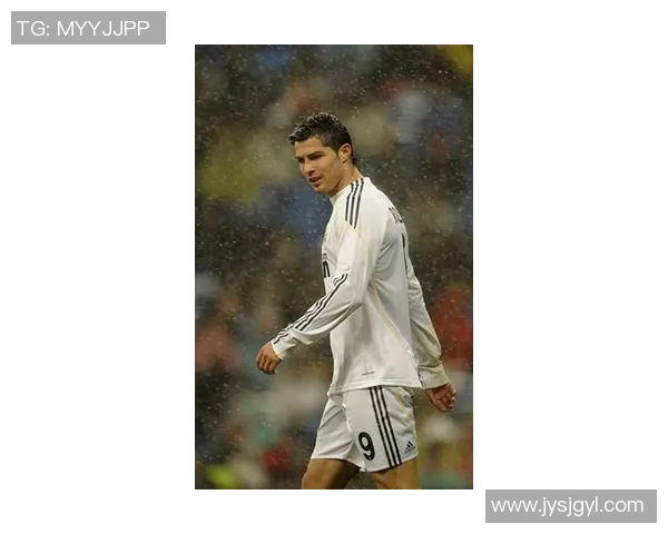 足球明星与C罗亲密互动瞬间视频曝光引发热议