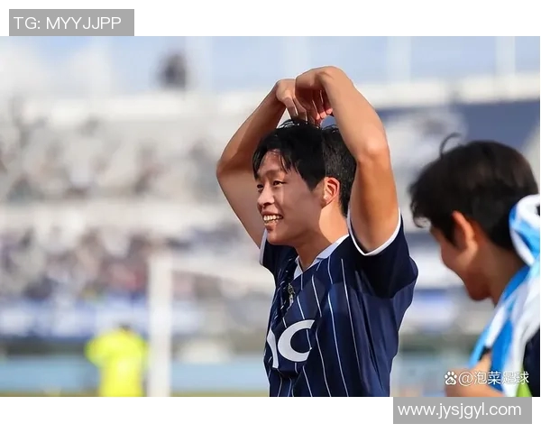 韩国足球明星品尝传统泡菜展现文化魅力与运动精神